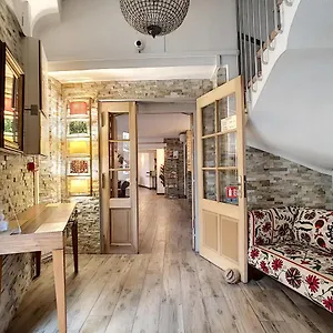 https://auberge-du-chardon-bleu.fr-provencehotel.com